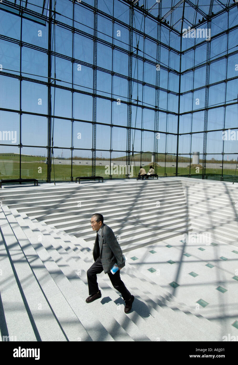 Intérieur de pyramide de verre appelé Hidamari au parc Moerenuma à sapporo Japon 2005 Banque D'Images