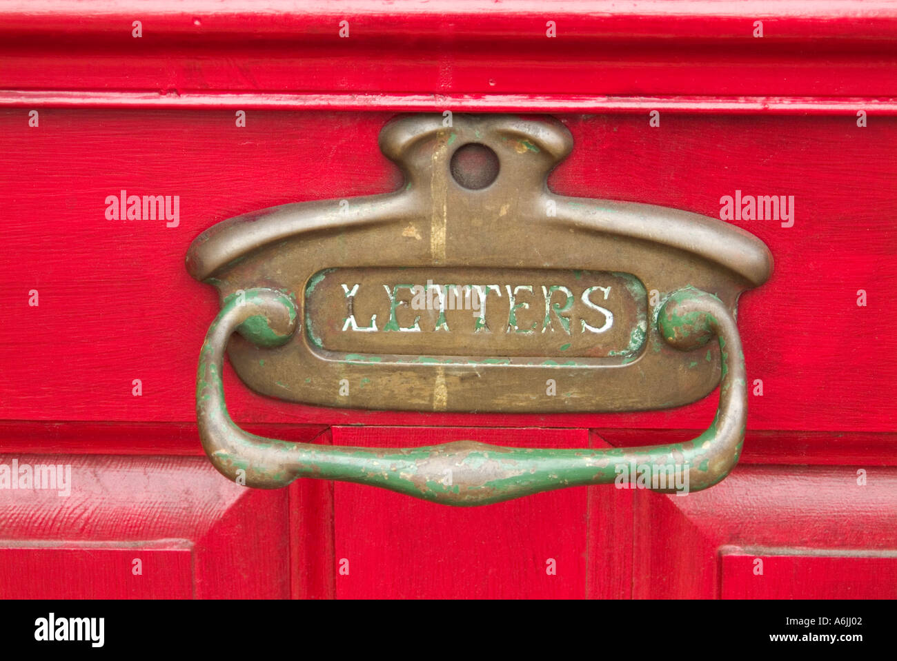 Withe le passage des services traditionnels de centre commercial, une fente de lettre en laiton antique dans la porte rouge, maintenant vraiment une chose du passé Banque D'Images