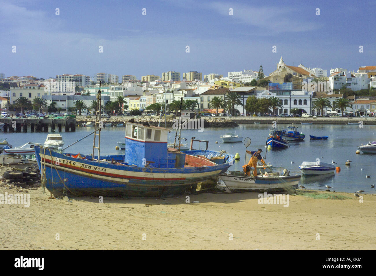 Le Portugal l'Algarve, Lagos town vu plus de bateaux de pêche sur le rivage Banque D'Images