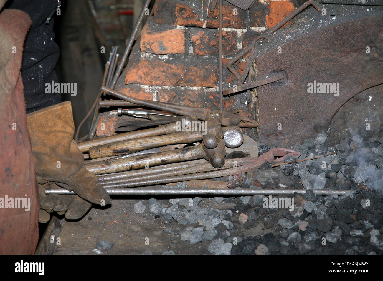 Un forgeron travaille sur des femmes en fer forge sa Banque D'Images