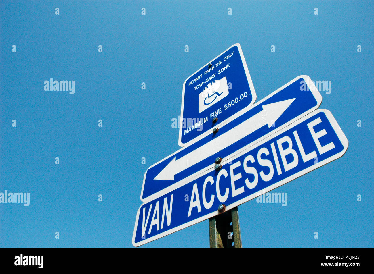 Personnes handicapées et van accessible pour les permis de stationnement avec accès handicapés moteurs Banque D'Images