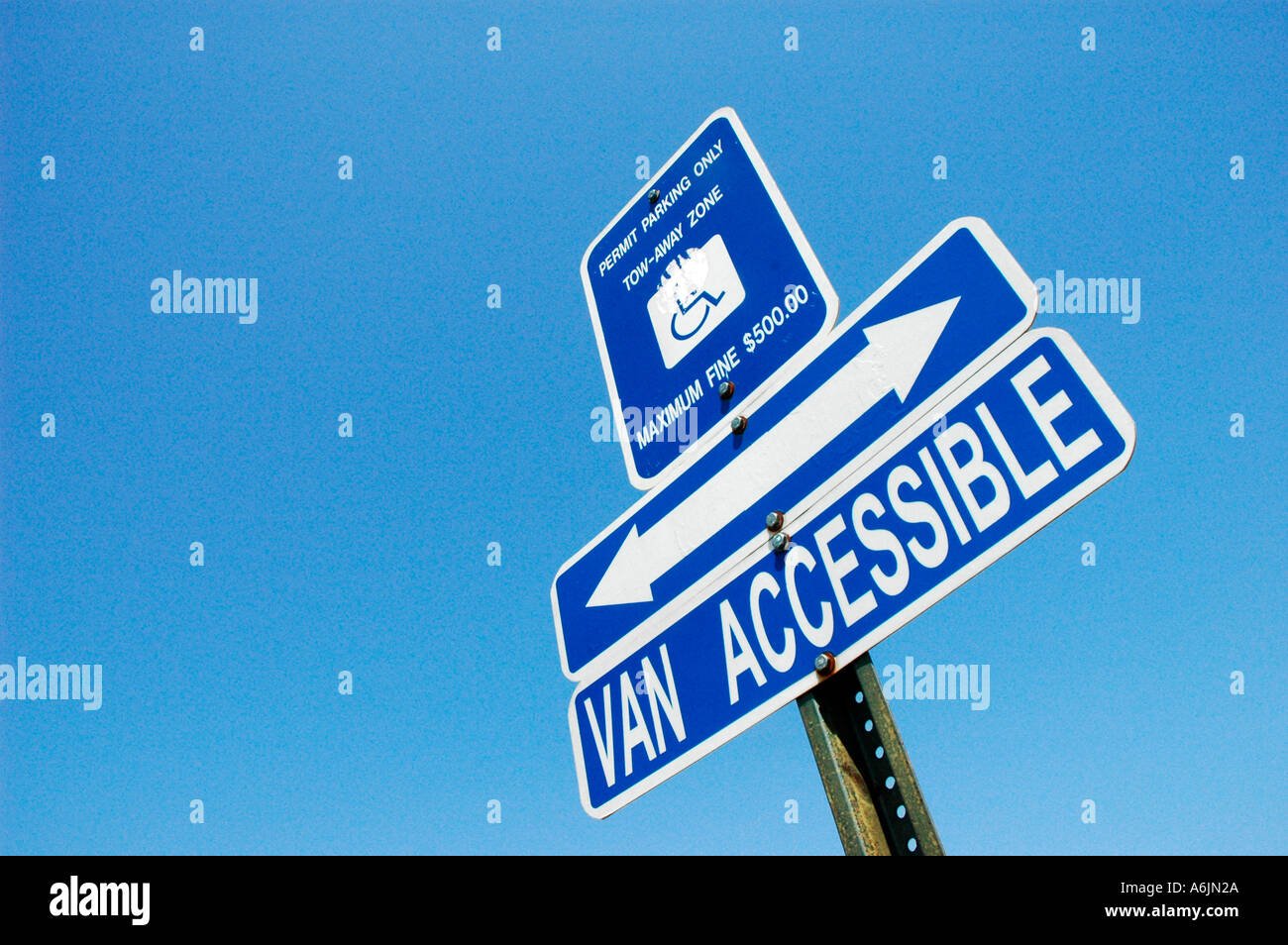 Personnes handicapées et van accessible pour les permis de stationnement avec accès handicapés moteurs Banque D'Images