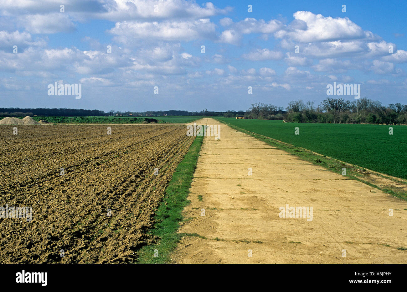 Vestiges des anciennes pistes de l'ancienne base aérienne militaire de Thorpe est d'abbés à Norfolk Diss avec base de bombardiers de la Seconde Guerre mondiale Banque D'Images