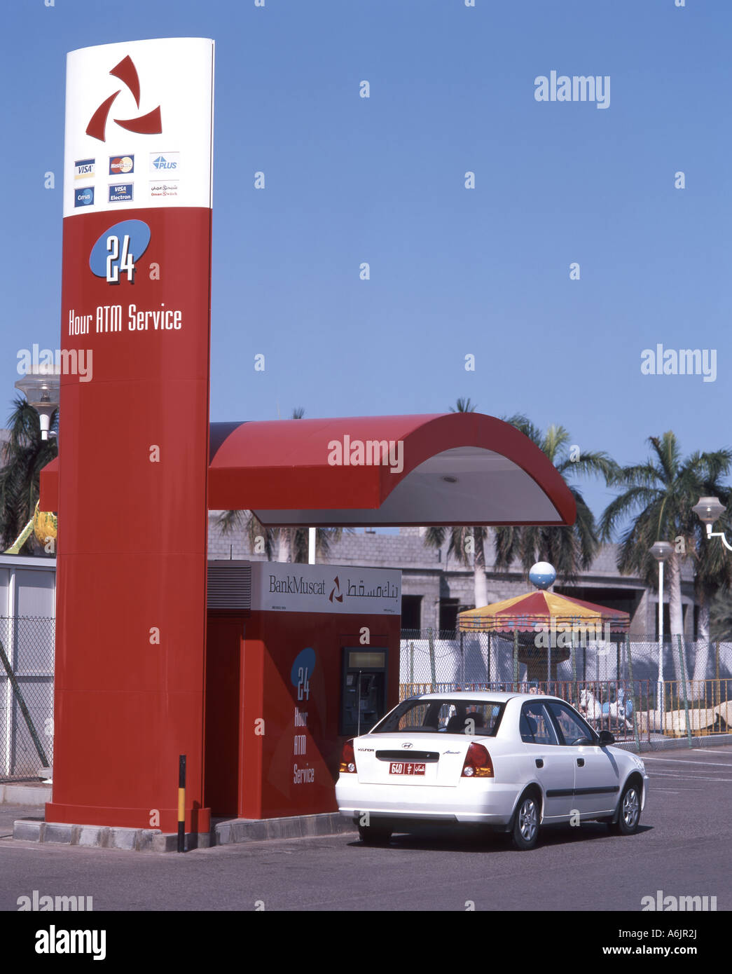 Distributeur automatique de billets au volant, Muscat, Masqat Governorat, Sultanat d'Oman Banque D'Images