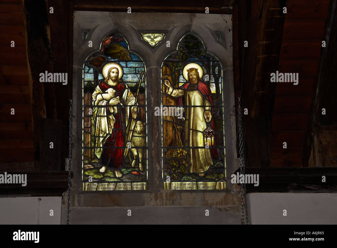 Vitraux représentant Jésus Christ comme l'Agneau de Dieu et je suis la lumière dans l'église de All Hallows à Tillington, West Sussex. Banque D'Images