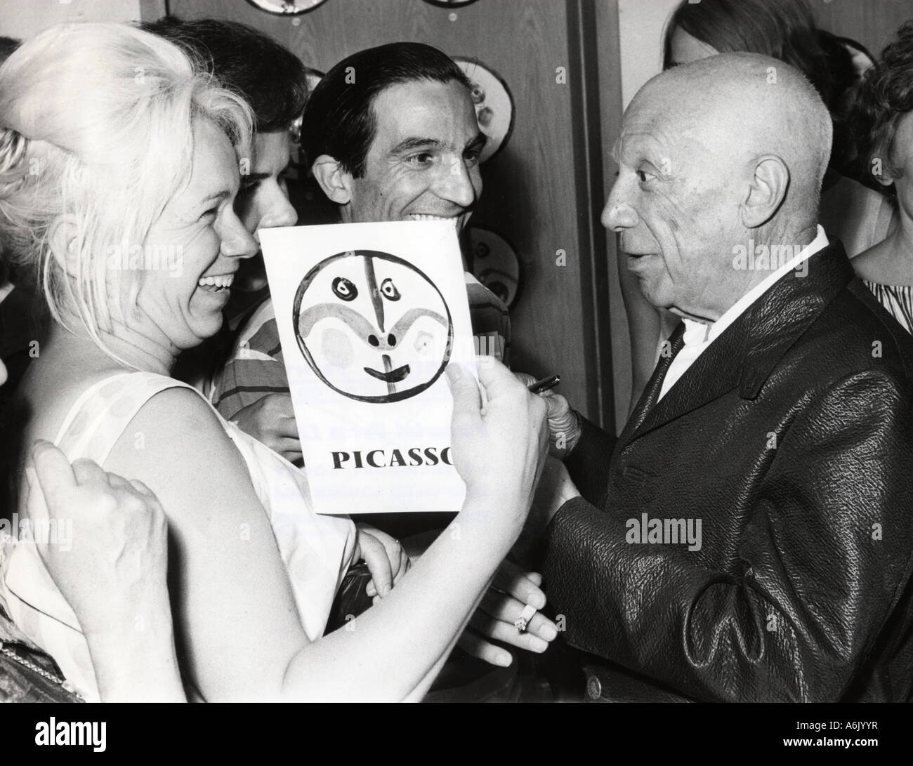 L'artiste espagnol PABLO PICASSO signe un autographe Banque D'Images
