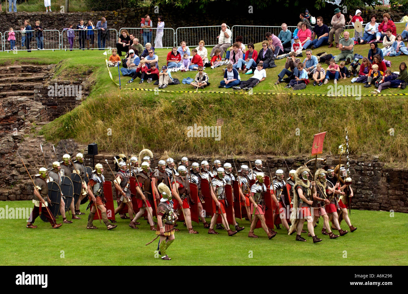 Ermine Street Guard donner un affichage d'aptitudes au combat dans l'Amphithéâtre Romain de Caerleon près de Newport Gwent Wales UK Banque D'Images