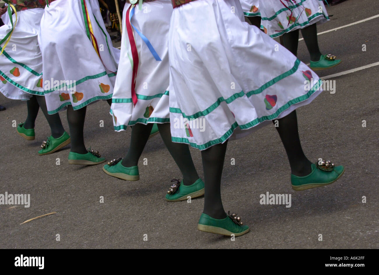 Les femmes à l'assemblée annuelle de la danse Morris dans la forêt Festival à Llanwrtyd Wells Powys Pays de Galles UK GO Banque D'Images