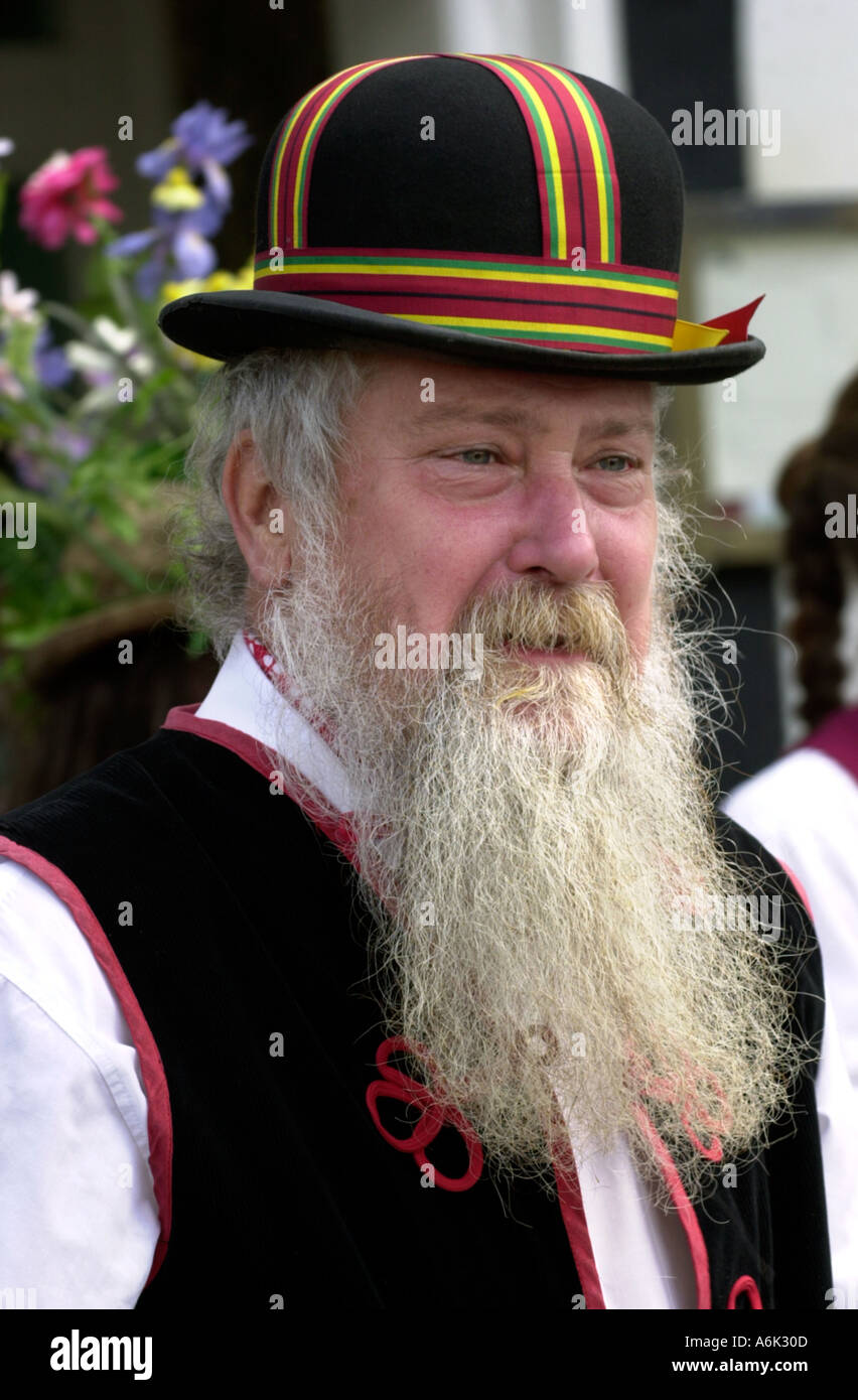 Vieil homme à longue barbe lors de l'Assemblée Morris dans la forêt Festival à Llanwrtyd Wells Powys Pays de Galles UK GO Banque D'Images