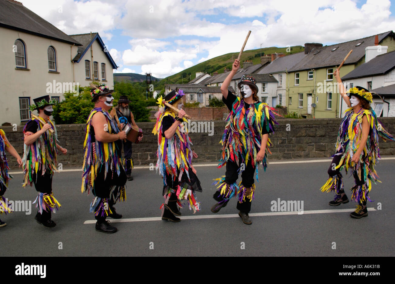 Danseurs Morris à l'assemblée annuelle dans la forêt Festival à Llanwrtyd Wells Powys Pays de Galles UK GO Banque D'Images