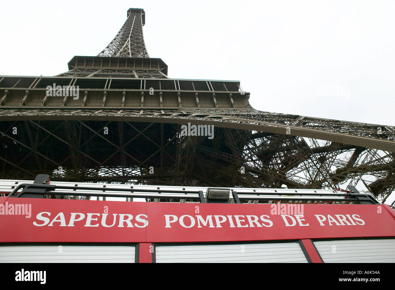 Camion à incendie en face de la Tour Eiffel à Paris, France Août 2004