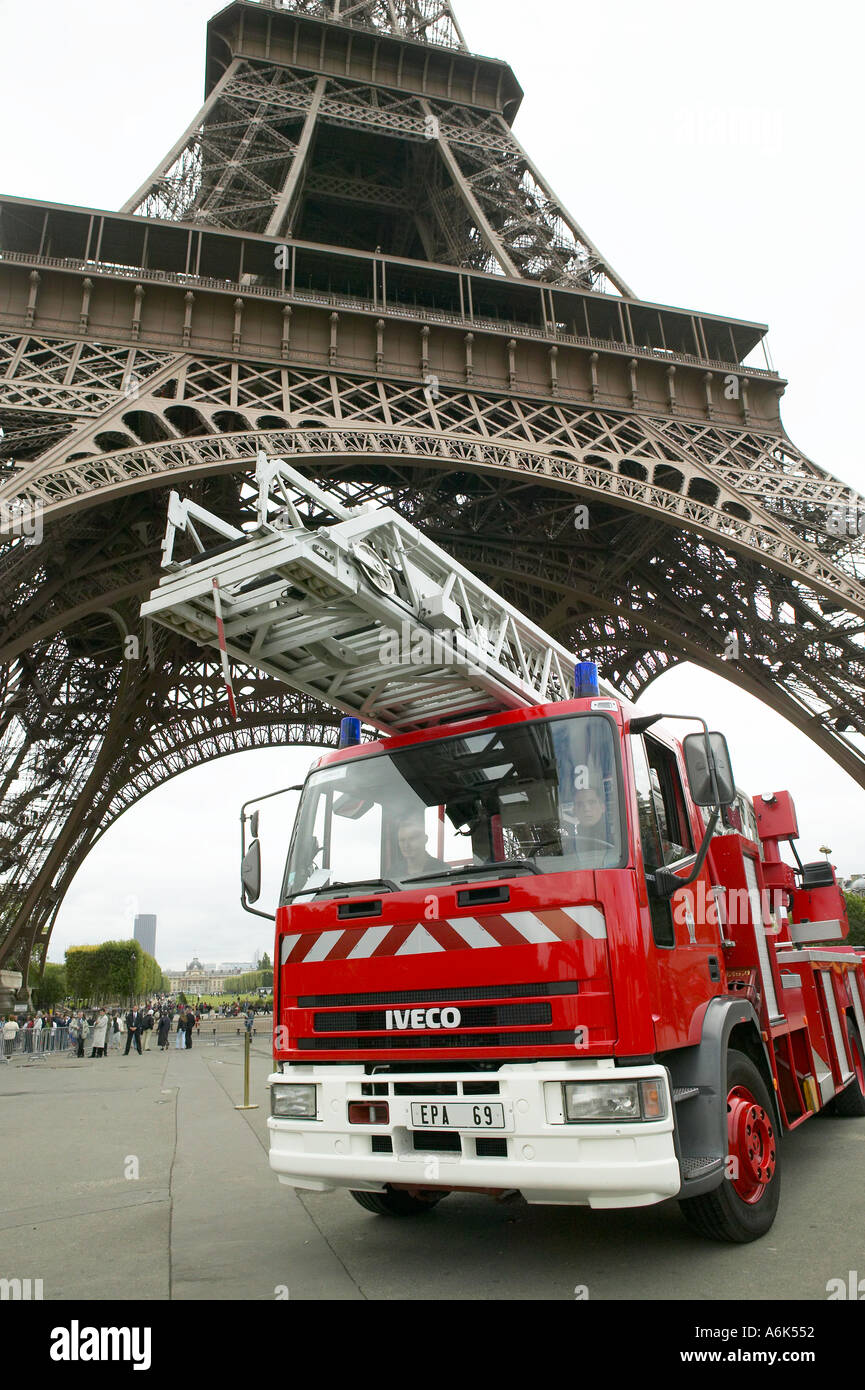 Camion à incendie en face de la Tour Eiffel à Paris, France Août 2004