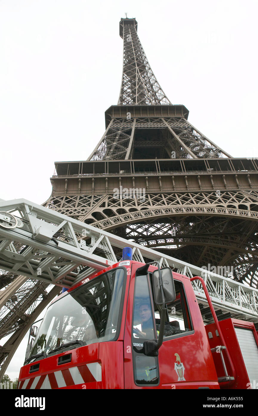 Camion à incendie en face de la Tour Eiffel à Paris, France Août 2004 Banque D'Images