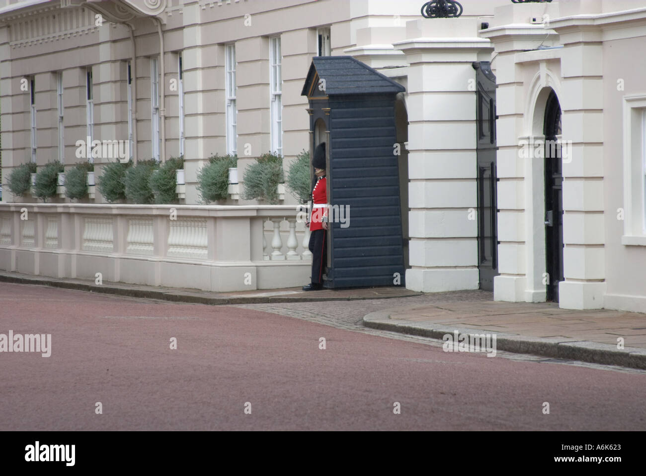 Guardsman irlandais à l'extérieur de Kensington Palace Banque D'Images