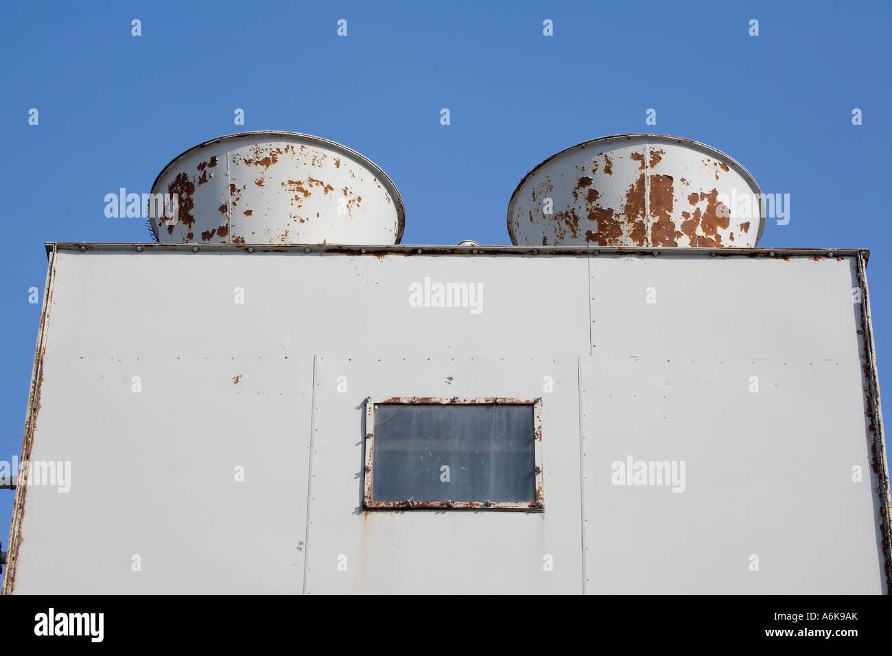 Ancien bâtiment industriel détail extérieur contre le ciel bleu Banque D'Images