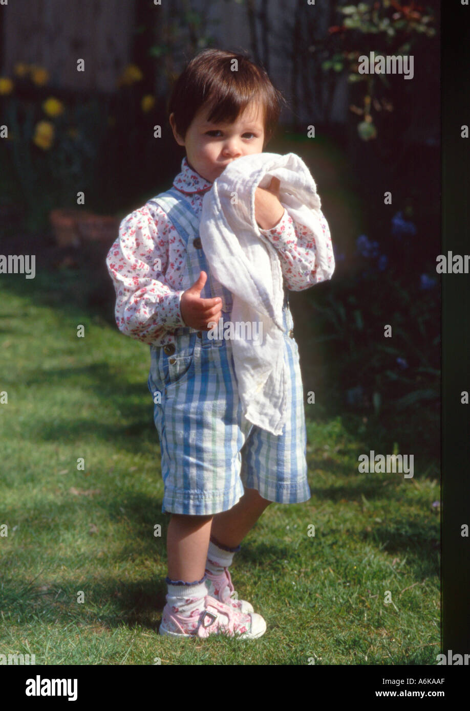 Enfant avec tissu de mousseline consolateur Banque D'Images