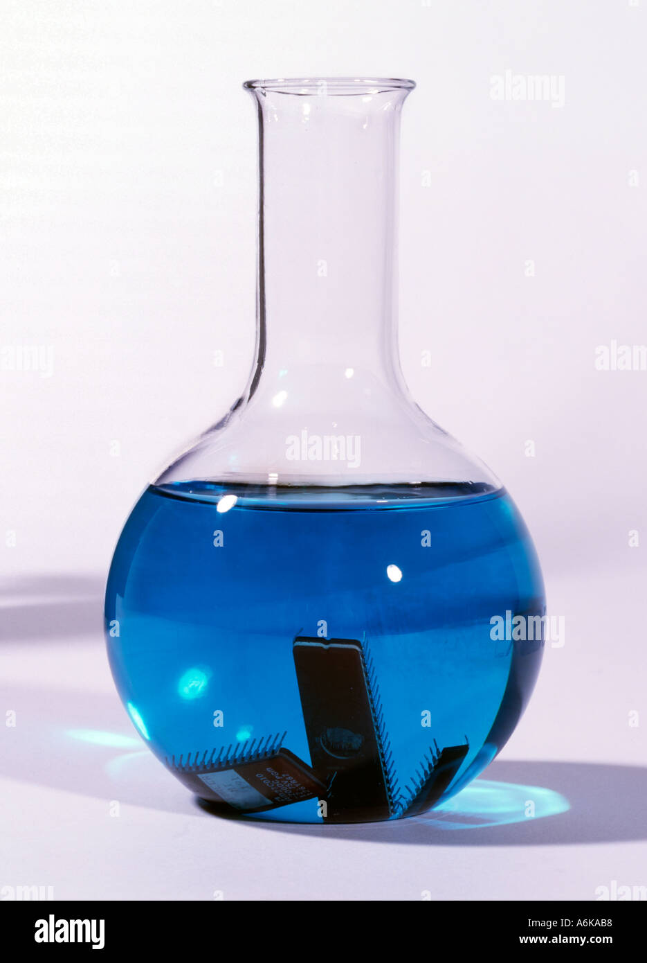 Laboratoire de chimie de l'erlenmeyer avec liquide bleu Banque D'Images Laboratoire de chimie de l'erlenmeyer avec liquide bleu Banque D'Images