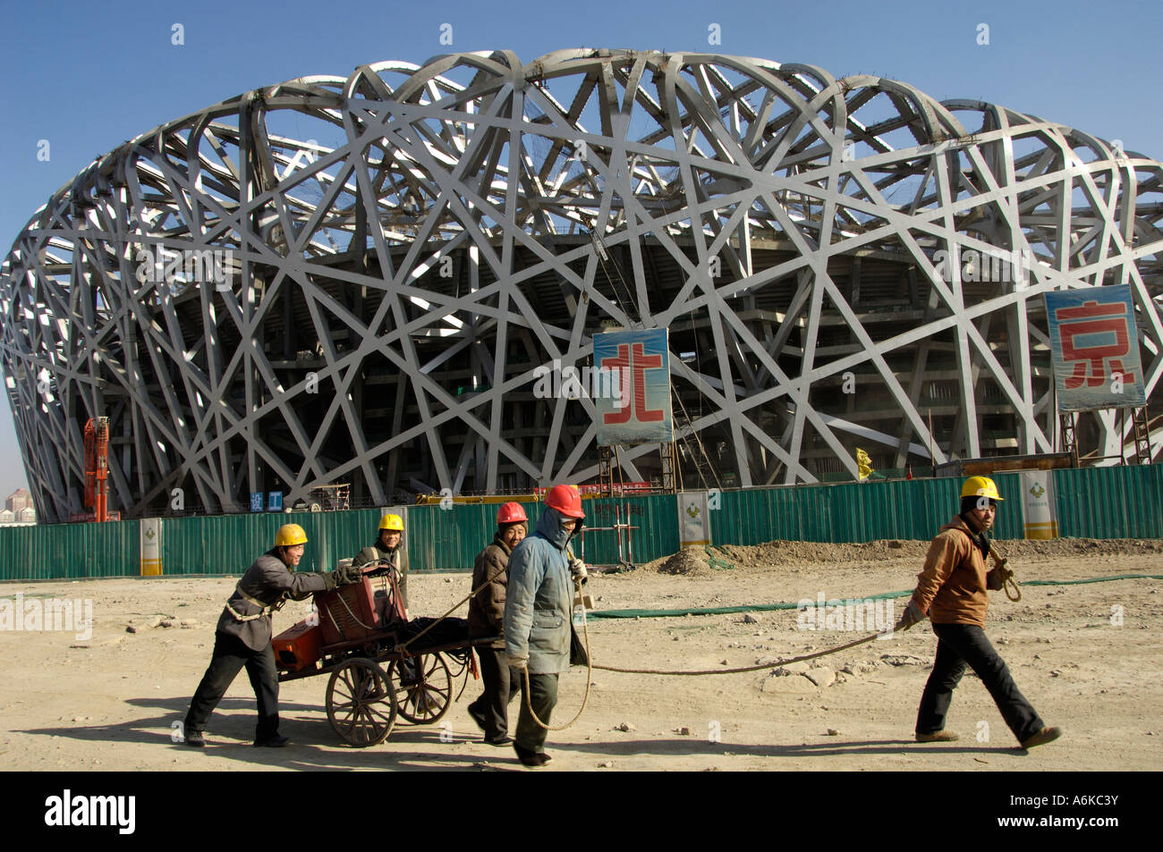 Site de construction du Stade National, connu sous le nom de nid d'oiseau pour 2008 Jeux Olympiques de Pékin 21 JAN 2007 Banque D'Images Site de construction du Stade National, connu sous le nom de nid d'oiseau pour 2008 Jeux Olympiques de Pékin 21 JAN 2007 Banque D'Images