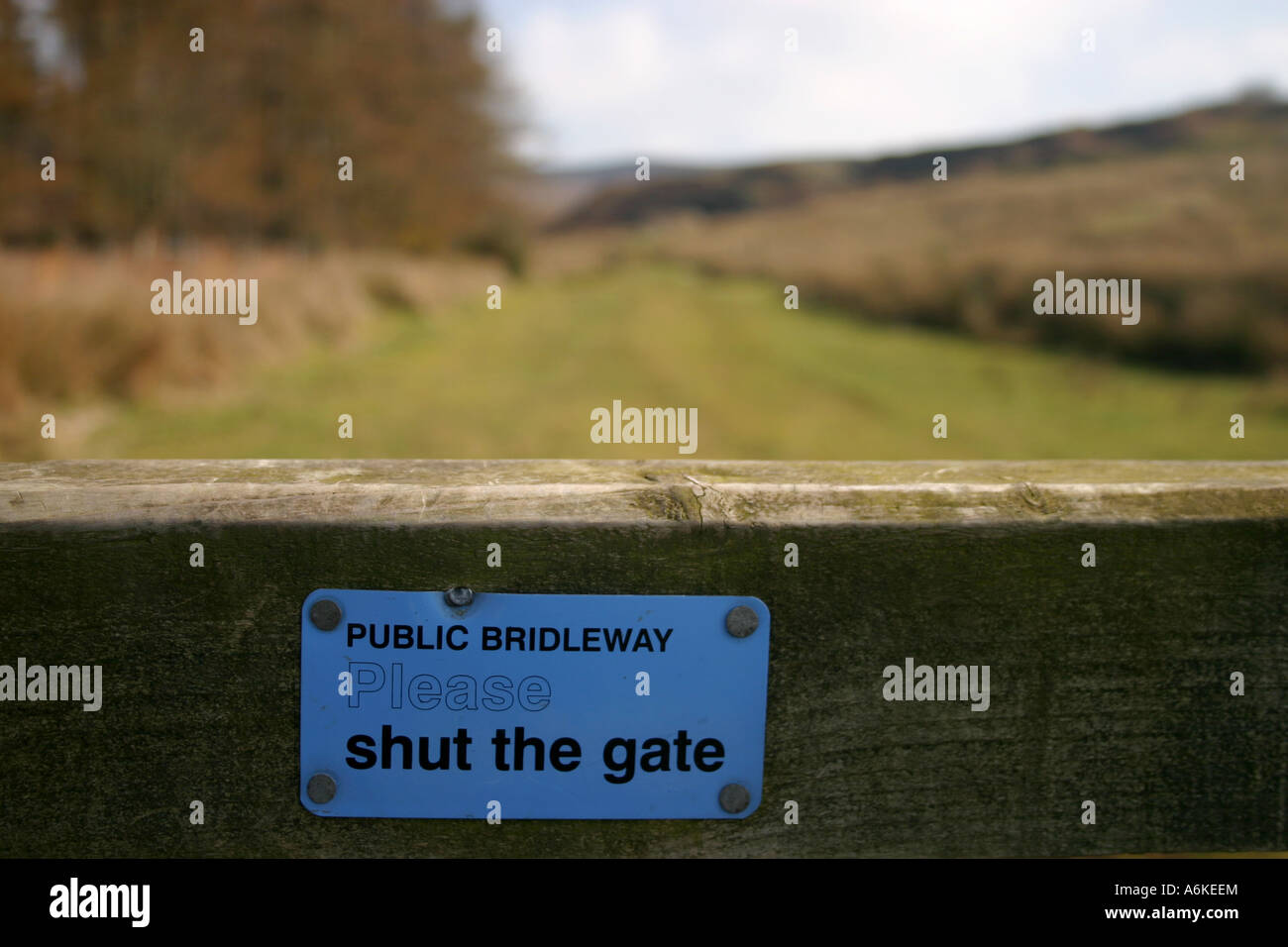Blue Sentier Public signer Veuillez fermer la porte sur l'avis d'un stile près de Alnwick Northumberland Royaume-uni UK Banque D'Images