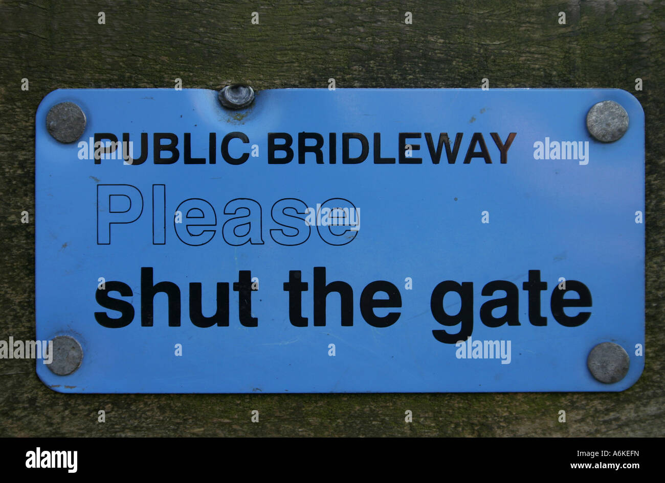 Blue Sentier Public signer Veuillez fermer la porte sur l'avis d'un stile près de Alnwick Northumberland Royaume-uni UK Banque D'Images