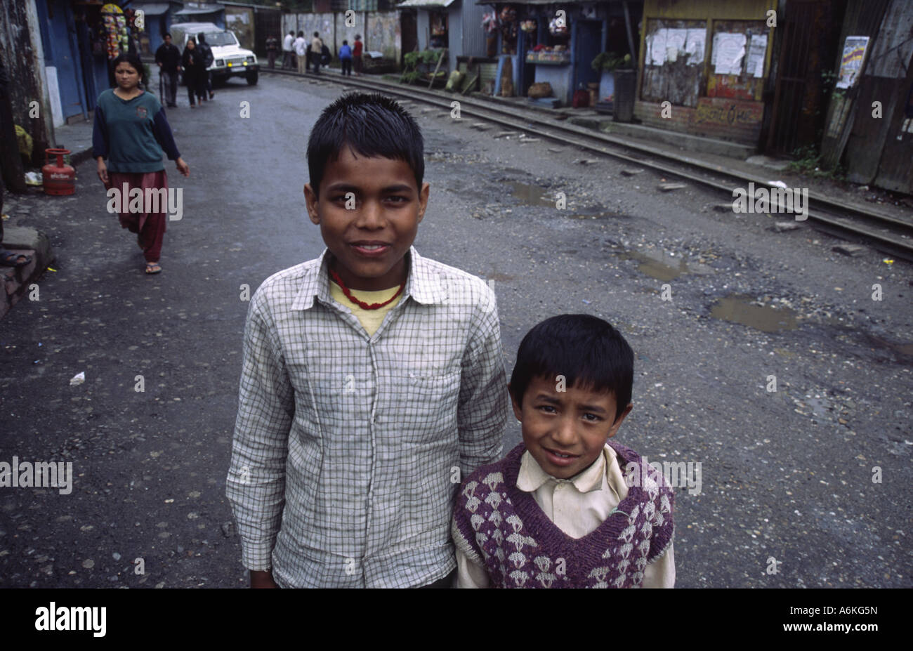 Deux garçons sur Hill Cart Road, West Bengal, India Banque D'Images