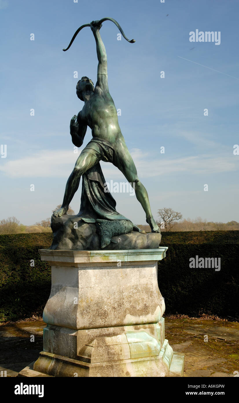 Sculpture d'un archer dans le trou Park Gardens, Kent. Banque D'Images