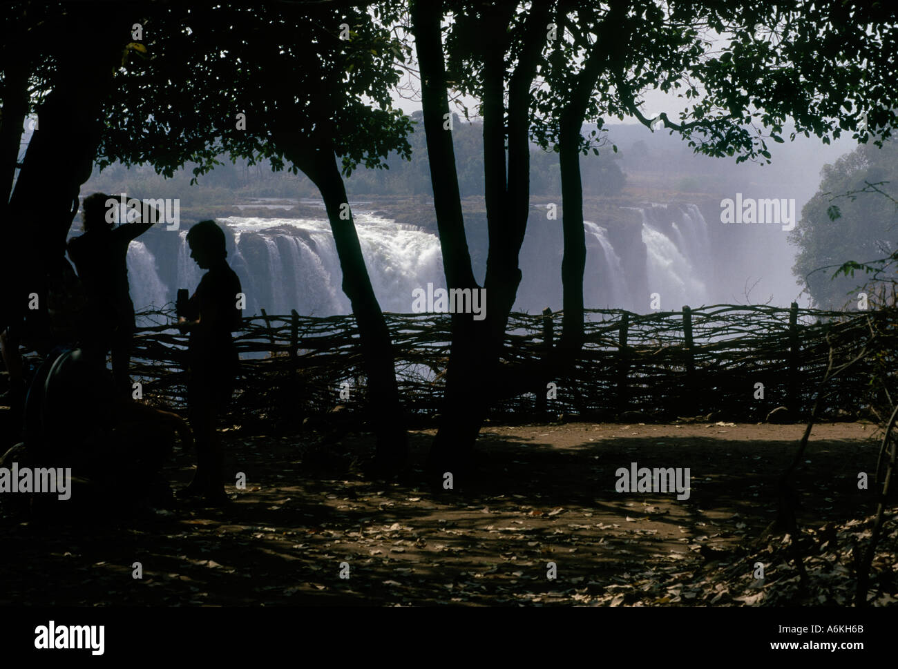 Les visiteurs apprécient la vue imprenable sur les chutes Victoria sur le fleuve Zambèze et la plupart de l'Afrique une cascade spectaculaire Banque D'Images