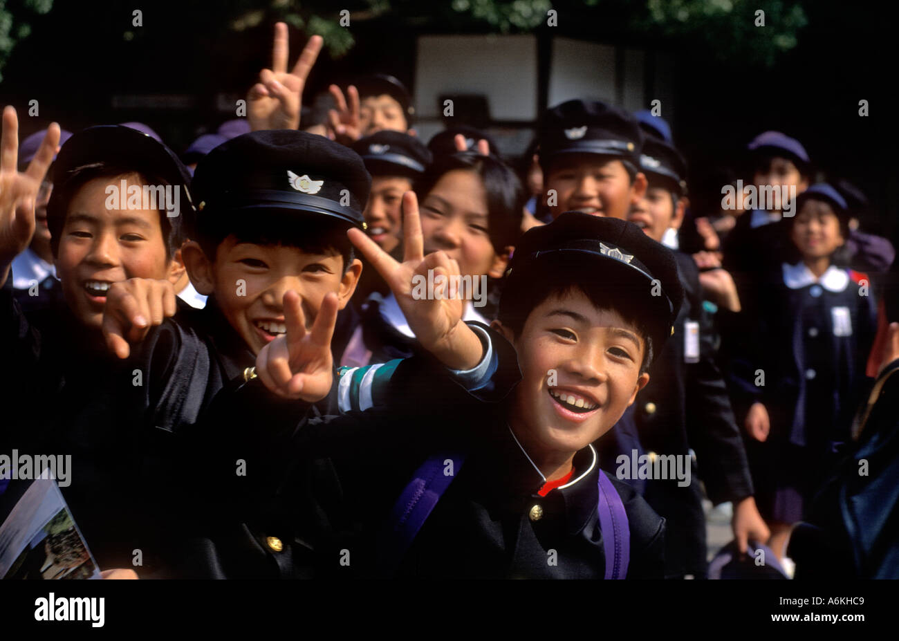 Les enfants de l'École japonaise le Japon SIGNE LA PAIX flash Banque D'Images