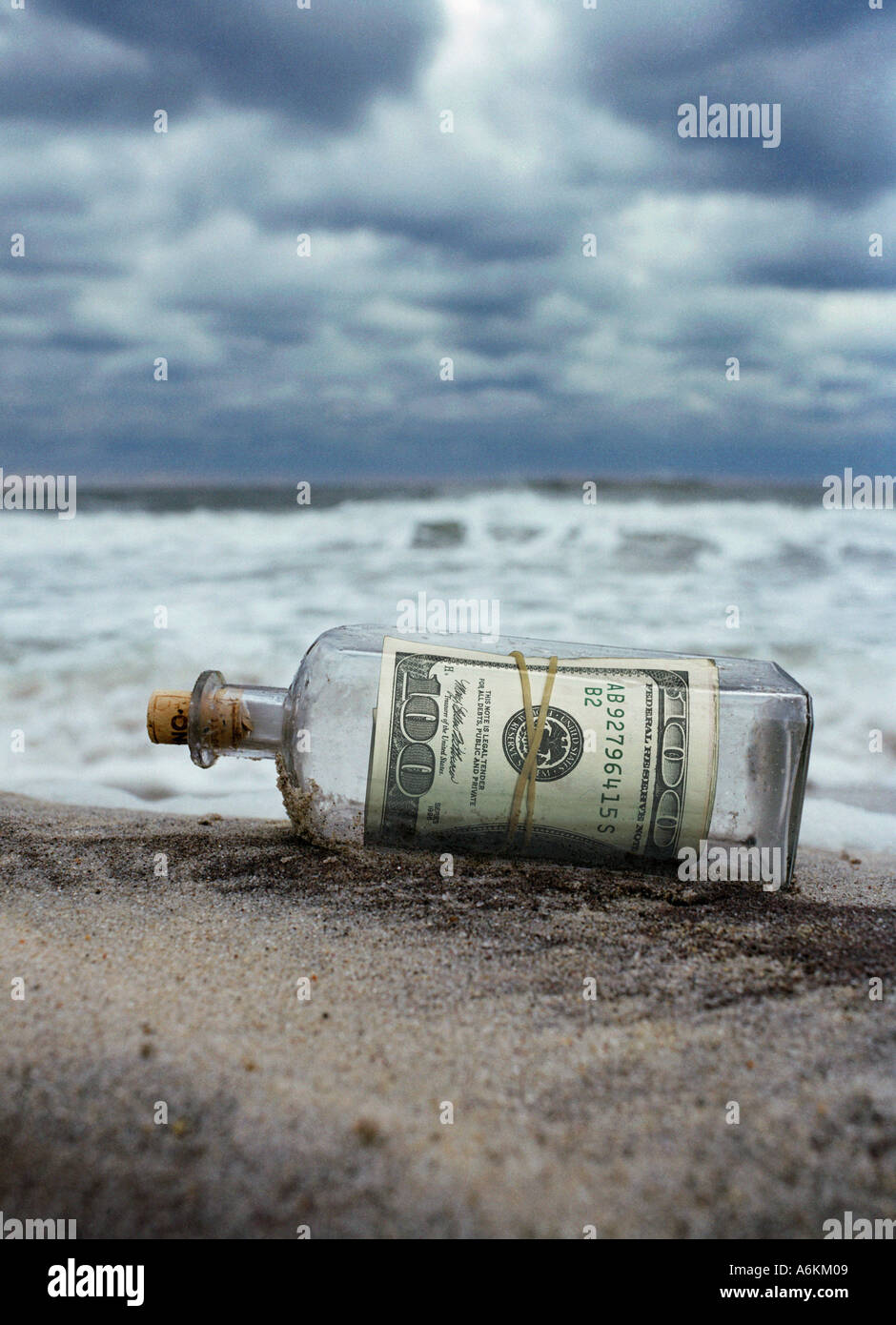 100 dollar notes comme un message dans la bouteille, Southampton Beach, New York, USA Banque D'Images