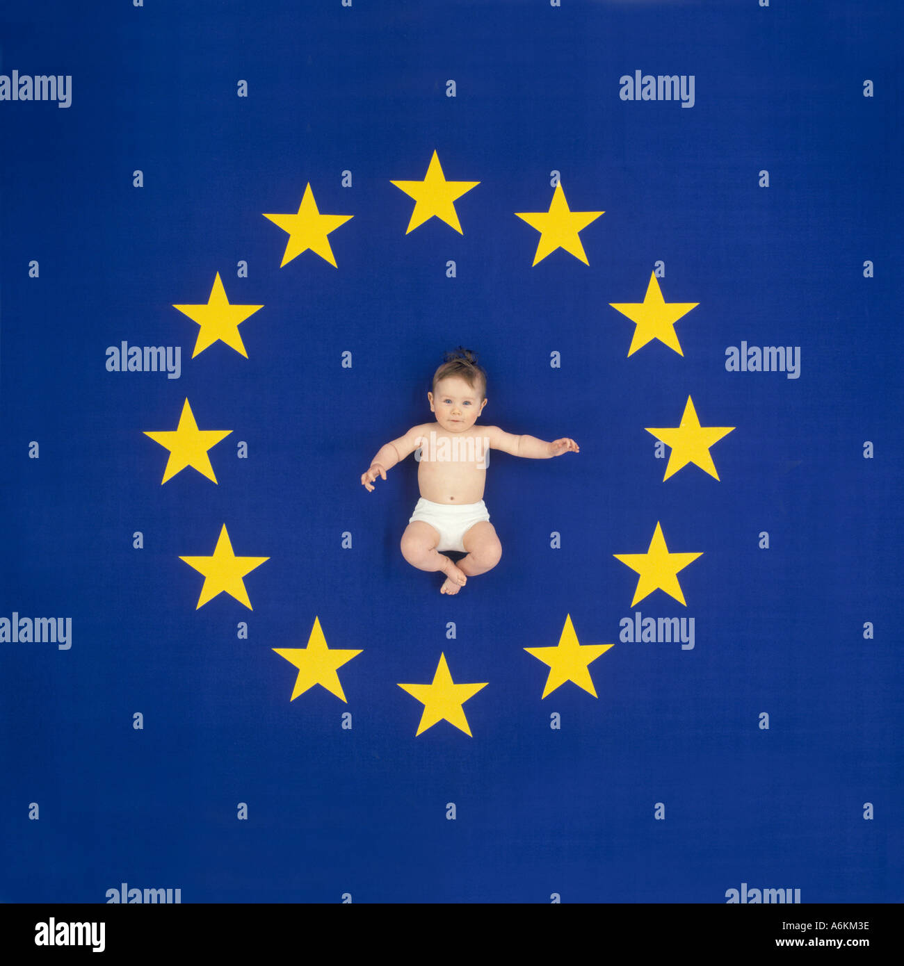 Bébé couché sur le drapeau européen Banque D'Images