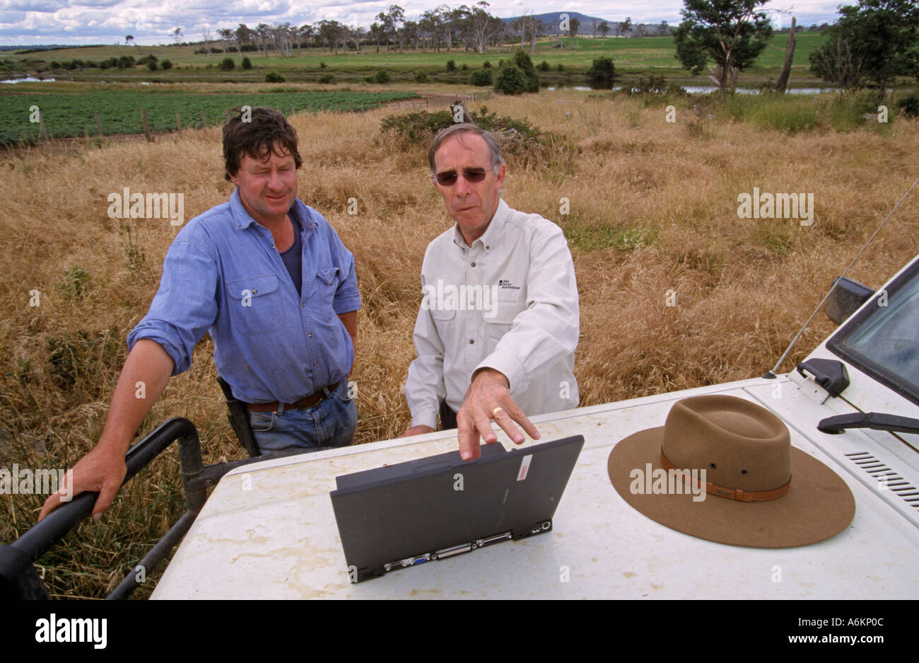 Projet de gaz naturel d'agent de liaison auprès d'agriculteur de discuter sur la ligne d'enquête de pipeline Tasmanie propriété horizontale de l'Australie Banque D'Images