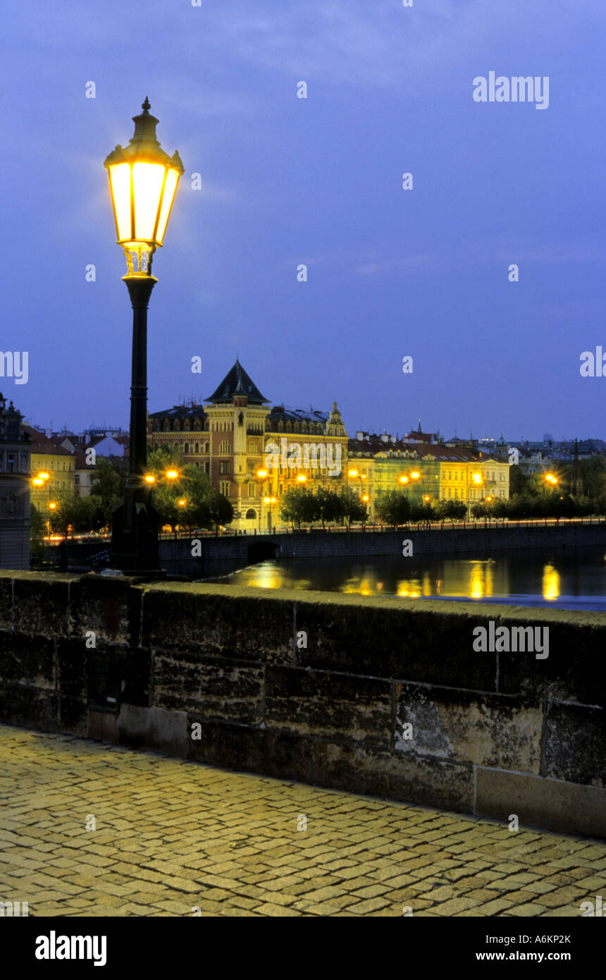 Sur les statues baroques du 14ème siècle Charles Bridge Prague Karluv Most en République Tchèque Banque D'Images