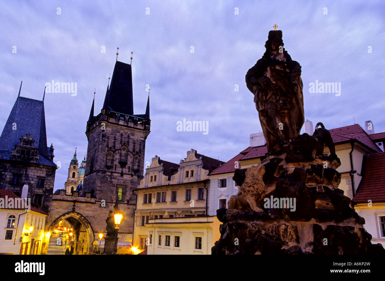 Sur les statues baroques du 14ème siècle Charles Bridge Prague Karluv Most en République Tchèque Banque D'Images