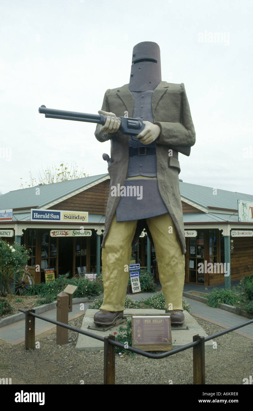 Un fer à repasser géant effigie du fameux bandit NED KELLY dans Glenroan Australie Victoria Banque D'Images