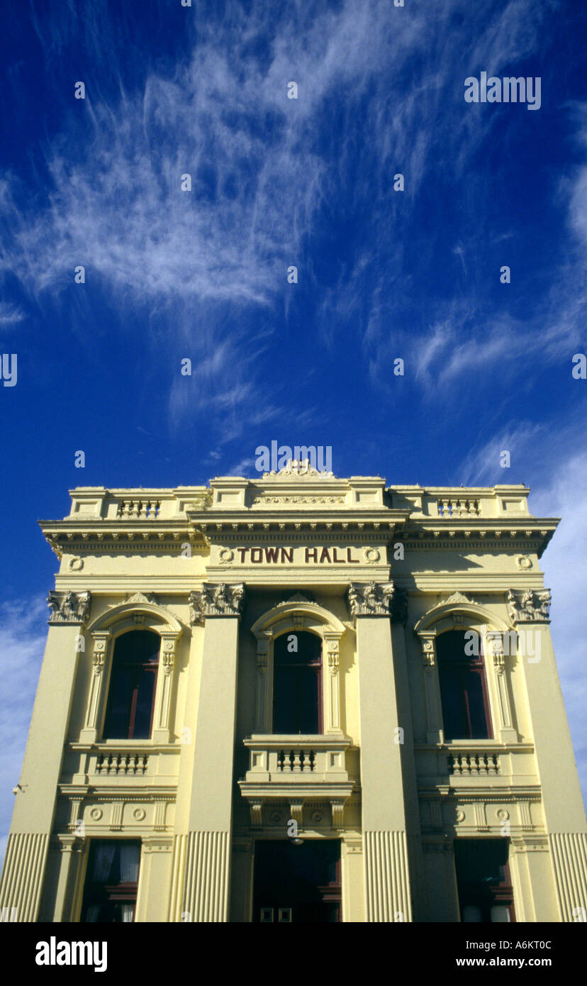 Un hôtel de ville très frappant sur un ciel spectaculaire dans la petite ville de Kilmore à Victoria en Australie Banque D'Images