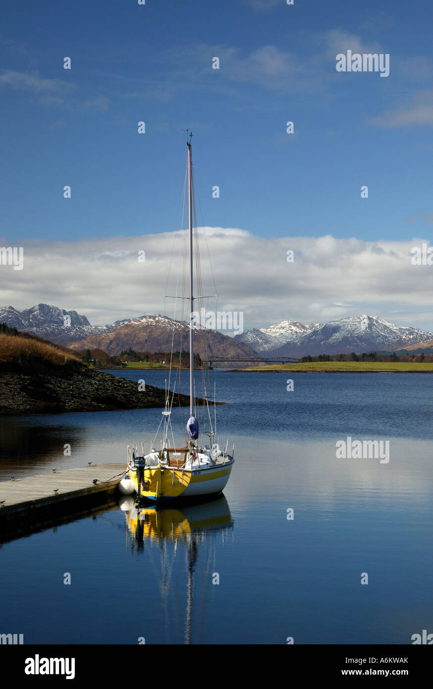 Lone location reflétée dans le Loch Leven, North Ballachulish, Lochaber, Ecosse, avec beaucoup d'Ardgour de Corbetts dans l'arrière-plan Banque D'Images