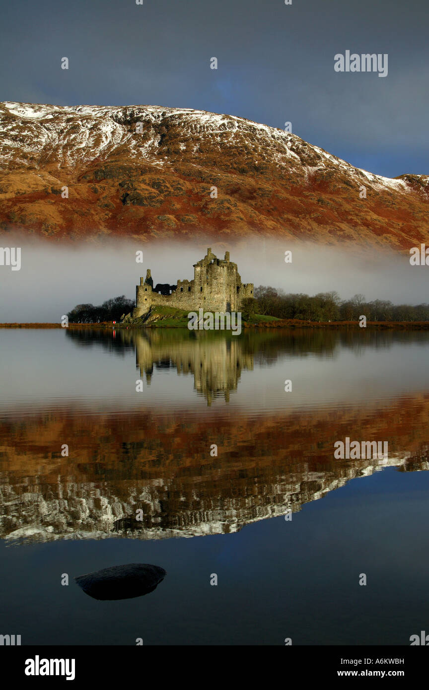 Le Château de Kilchurn Loch Awe, Argyll, Scotland, avec un fond de brume matinale, 2007 Banque D'Images