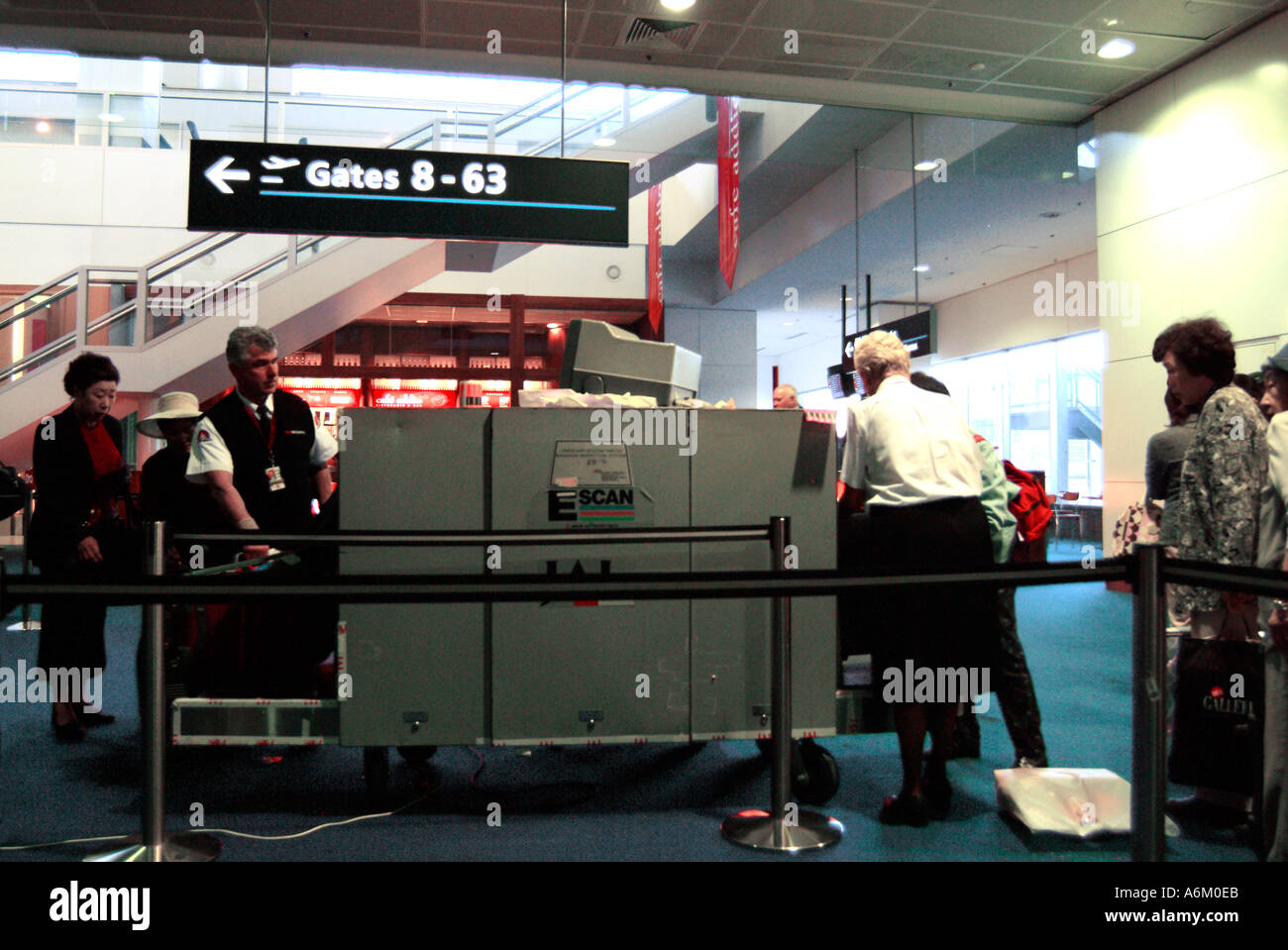 Mettre des bagages à main des passagers au moyen de rayons X à l'aéroport de Sydney Australie Banque D'Images