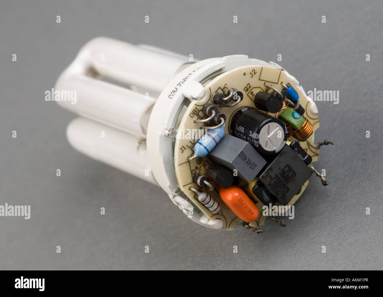 Lampe fluorescente compacte démantelés montrant l'intérieur de l'électronique embarquée Banque D'Images