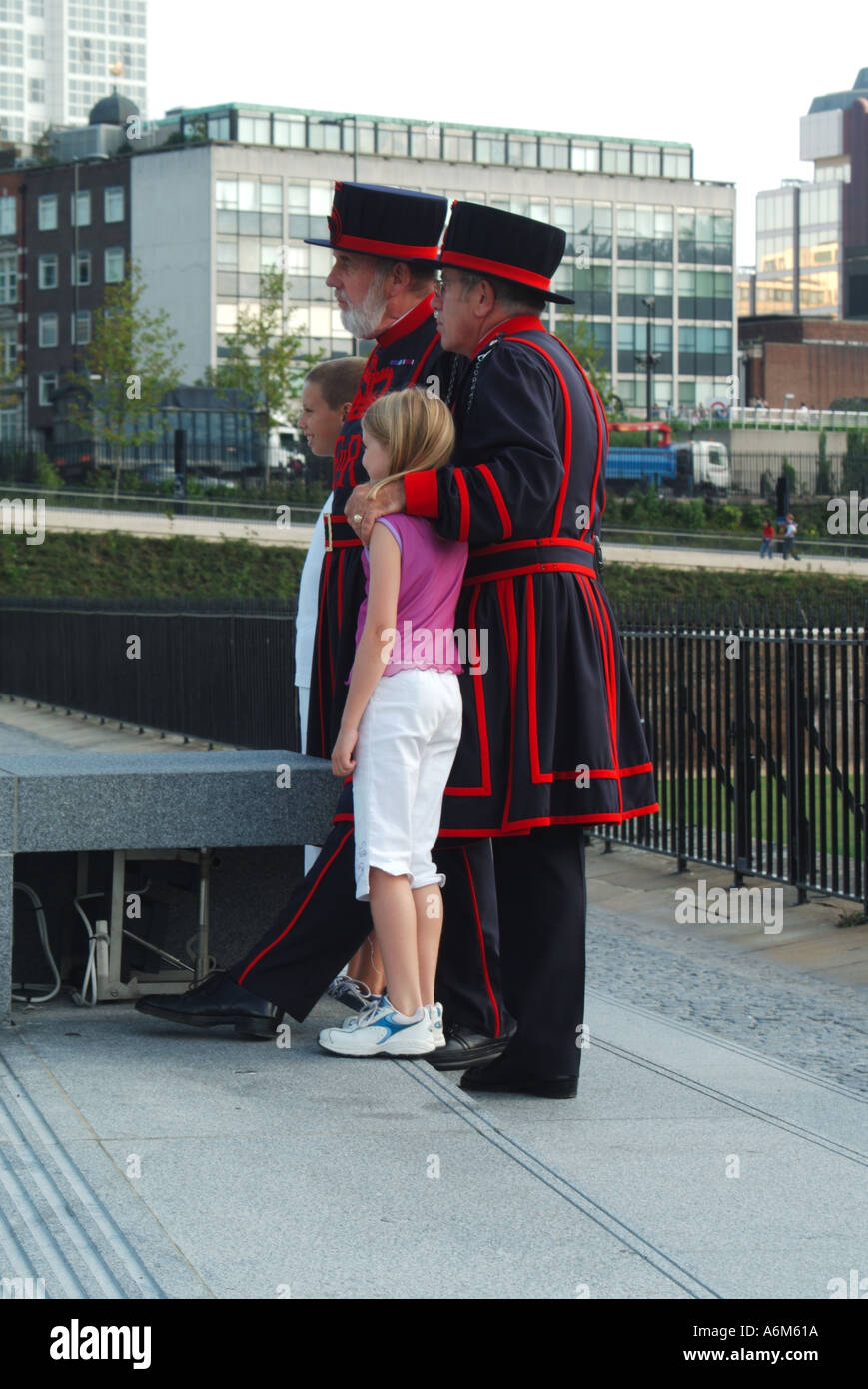 Tower Hill inconnu visiter jeunes posant pour des photos avec 2 gardiens yeoman deux à l'extérieur de la Tour de Londres Banque D'Images
