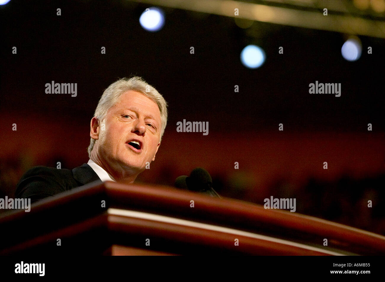 2004 Convention démocrate à la Boston Fleet Center Bill Clinton sur scène lors de la Convention démocrate de 2004 Banque D'Images