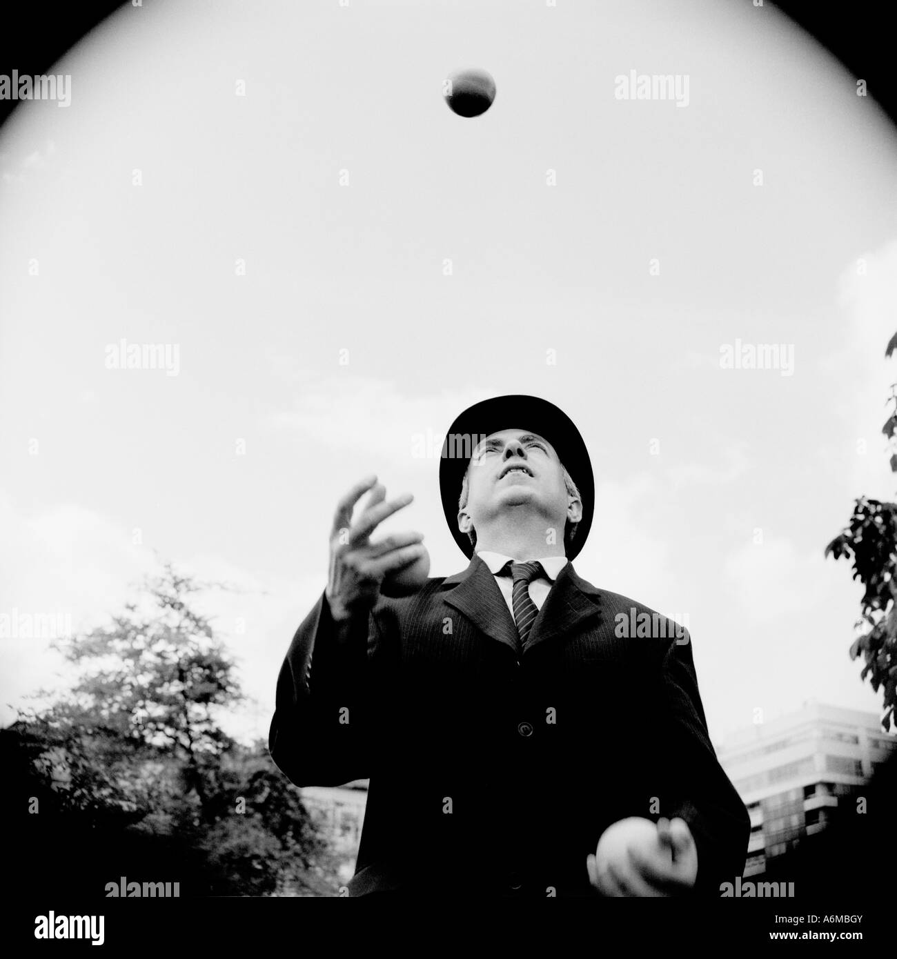 Ville gent dans chapeau melon juggling Banque D'Images