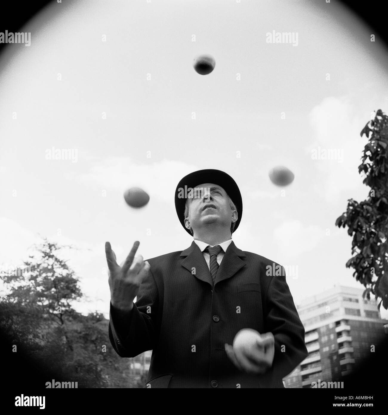 Ville gent dans chapeau melon juggling Banque D'Images
