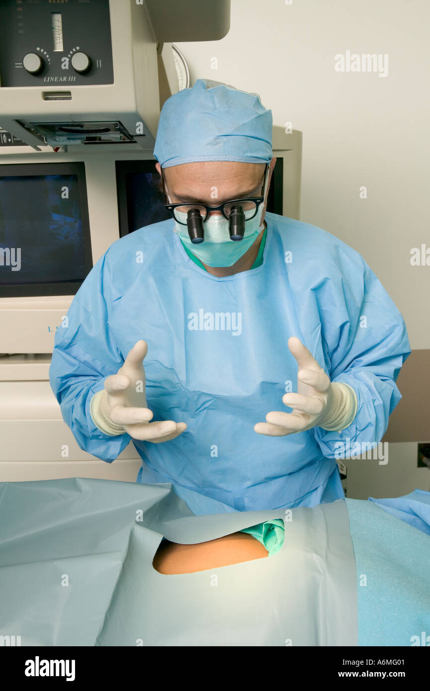 Surgeon wearing surgical magnifying loupes Banque de photographies et  d'images à haute résolution - Alamy