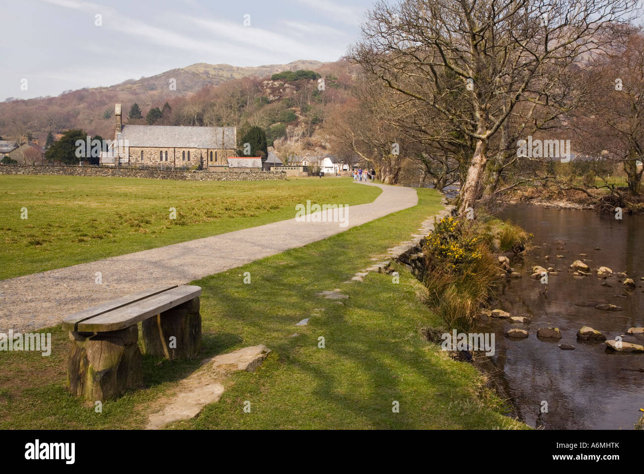 Chemin de randonnée le long de la rivière Glaslyn Afon près du village dans le parc national de Snowdonia. Le Nord du Pays de Galles de Beddgelert Gwynedd Grande-bretagne Royaume-Uni Banque D'Images