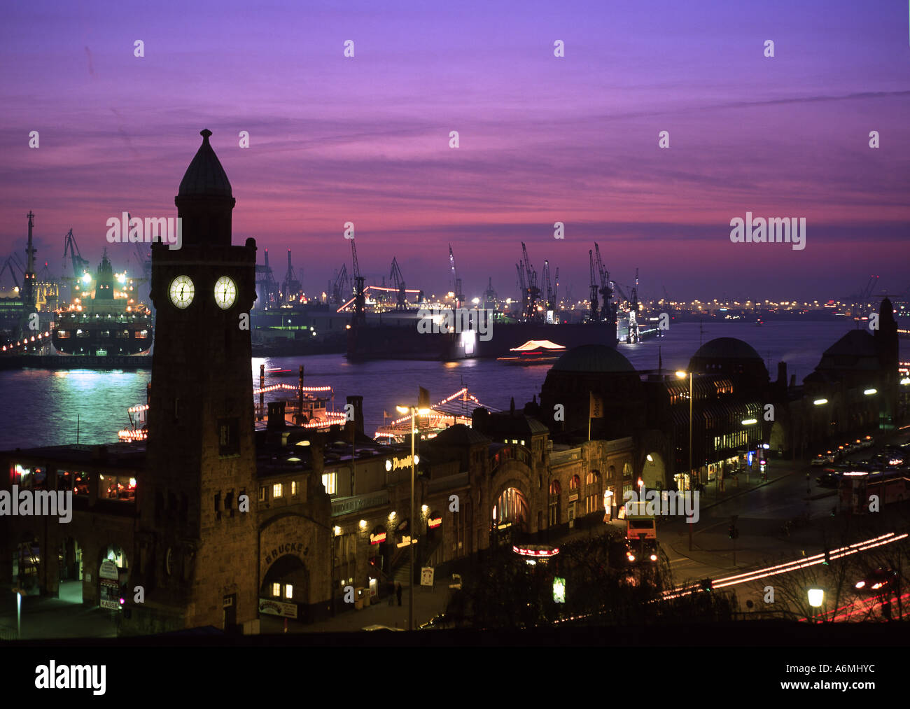 Landungsbruecken Pont d'atterrissage sur le port de St Pauli Elbe nuit vue Hambourg Allemagne Banque D'Images