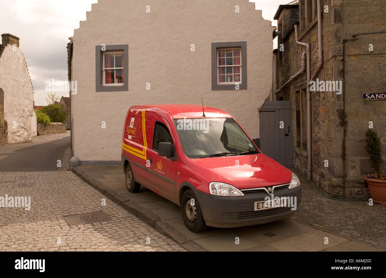 Red Royal Mail Van stationné dans un village historique Banque D'Images