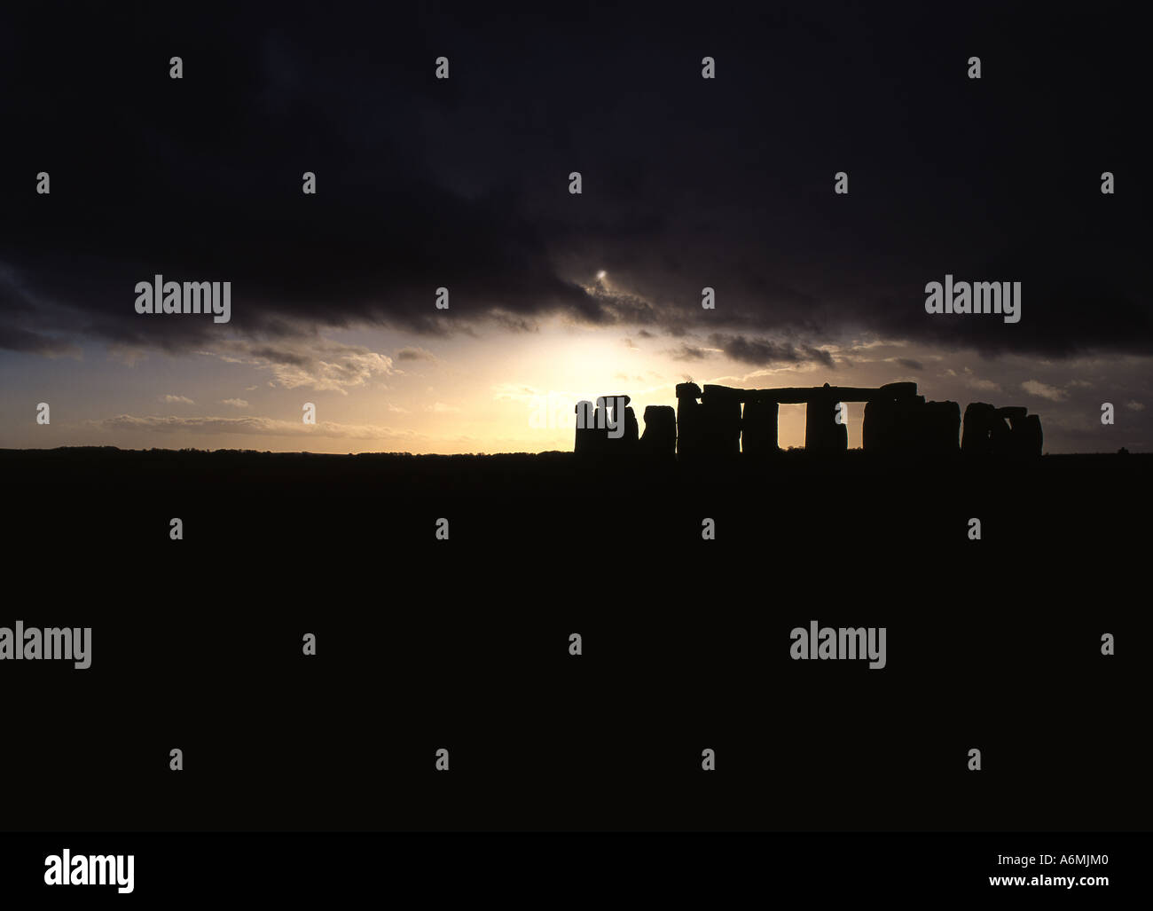 Voir Stonehenge dans la plaine de Salisbury tempête près de Amesbury Wiltshire England UK Banque D'Images