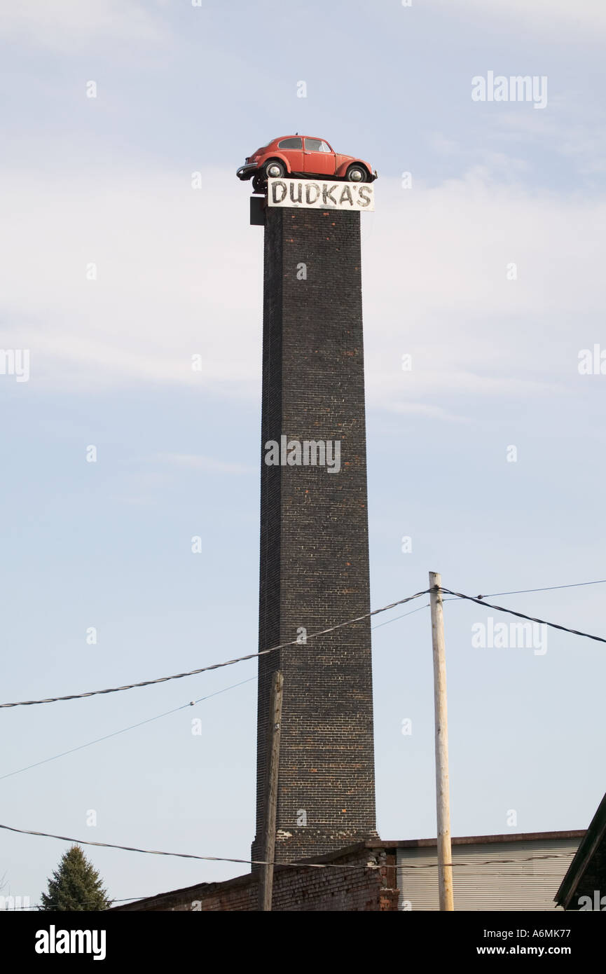 Voiture sur cheminée annonce un body shop à Amsterdam New York Banque D'Images