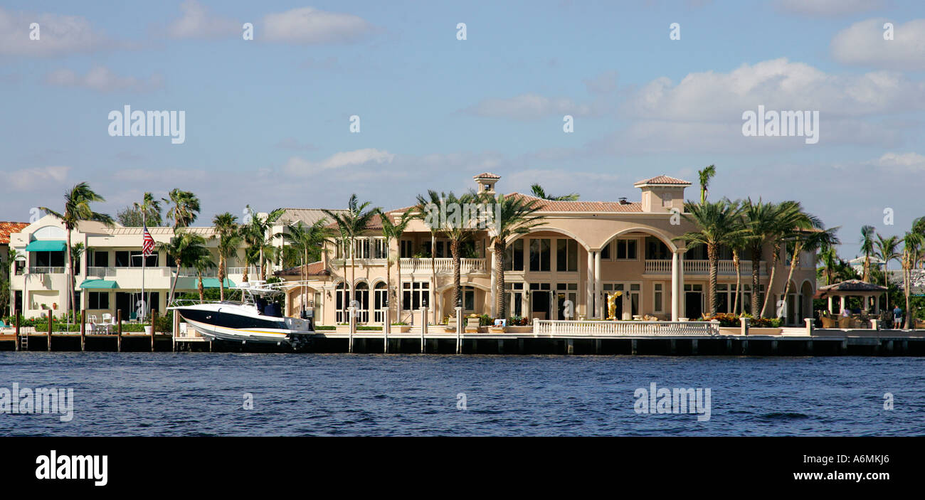Fort Lauderdale FL Floride chenal Bateau bateaux blanc chic riche en Floride espagnole et méditerranéenne mason Banque D'Images
